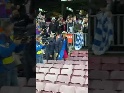 Araujo crosses half of the field to give jersey