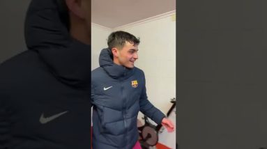 Xavi congratulates Pedri in the dressing room after Valencia 1-4 Barça