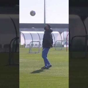 Xavi shows off skills in training…💯