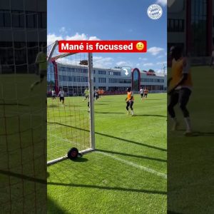 Mané DREAM Goal?! 😍😵 @FC Bayern München Training