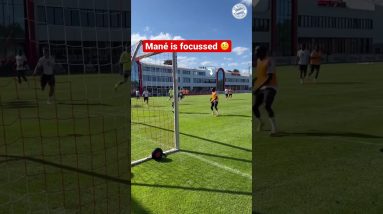Mané DREAM Goal?! 😍😵 @FC Bayern München Training