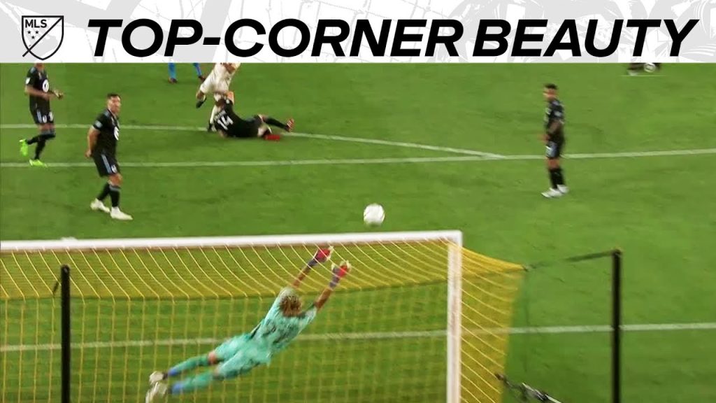 Carlos Vela Scores Top-Corner Beauty!