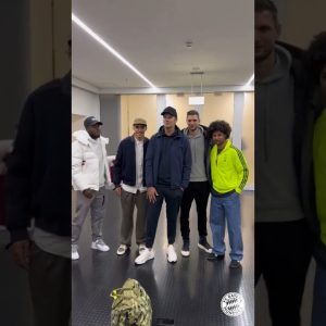 Tom Brady meets FC Bayern players! 😳🤝