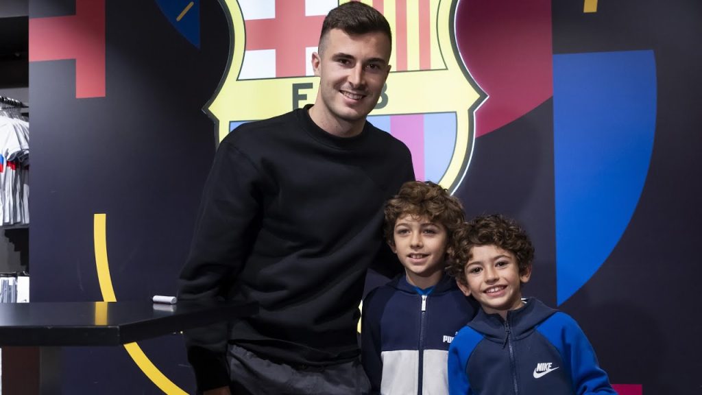 IÑAKI PEÑA surprises fans at FCB STORE! 💙❤️