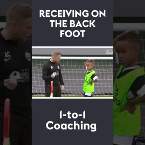 Receiving on the back foot 1-to-1 session ⚽️ #shorts