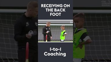 Receiving on the back foot 1-to-1 session ⚽️ #shorts