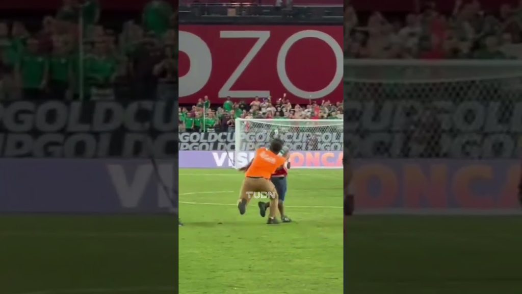 Espontáneos INVADEN la cancha! 😳🥺 Jugadores los defienden #shorts #viral 5 1746194323 maxresdefault