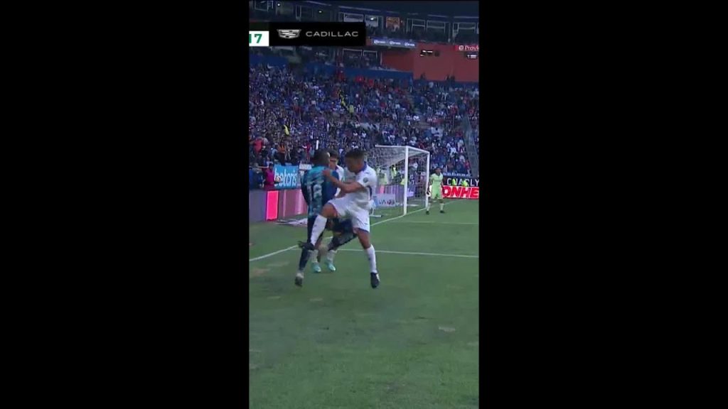 😳😳 Erik Lira le deja 'RECUERDITO' a Inestrosa #shorts #ligamx 8 1752730167 maxresdefault