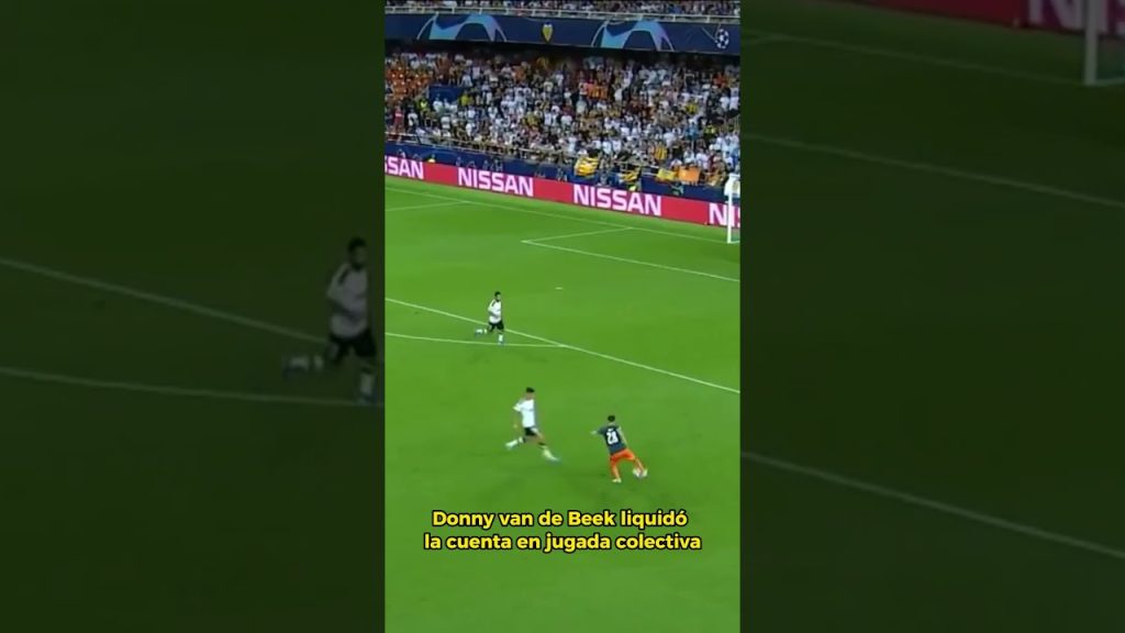 🔥⚽ El AJAX que METÍA MIEDO 😱 GOLAZO IMPOSIBLE de ZIYECH en Mestalla 🏟️ | Champions #shorts #retro 2 1761927697 maxresdefault