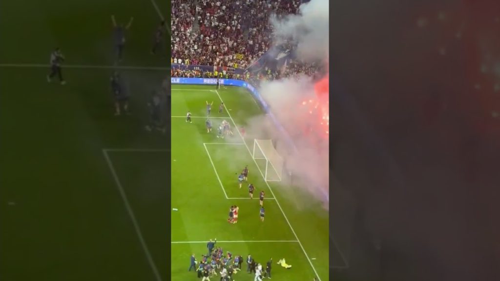 Arsenal players head over to console Gabriel after miss his penalty PSG celebrate Champions League 10 1780233416 maxresdefault