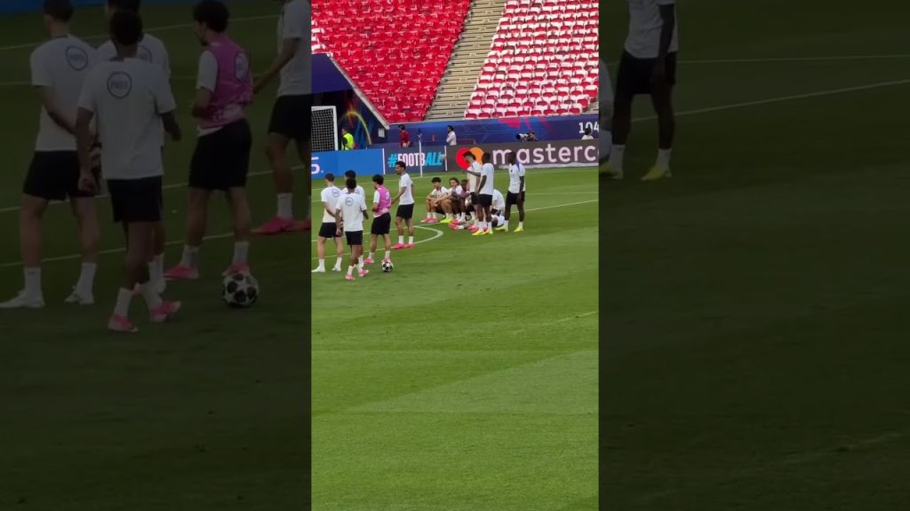 Luis Enrique and his coaching staff enjoying the vibes 🙌 7 1780411803 maxresdefault