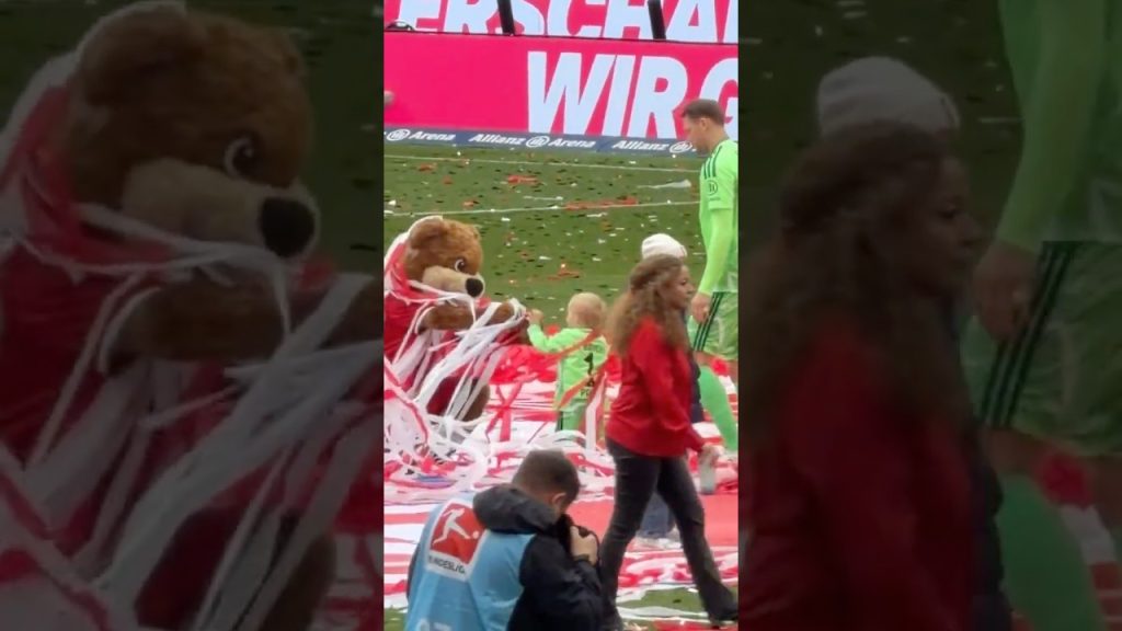Manuel Neuer and his son playing with Berni during Bundesliga title celebration | Bayern vs Köln 10 1780621912 maxresdefault