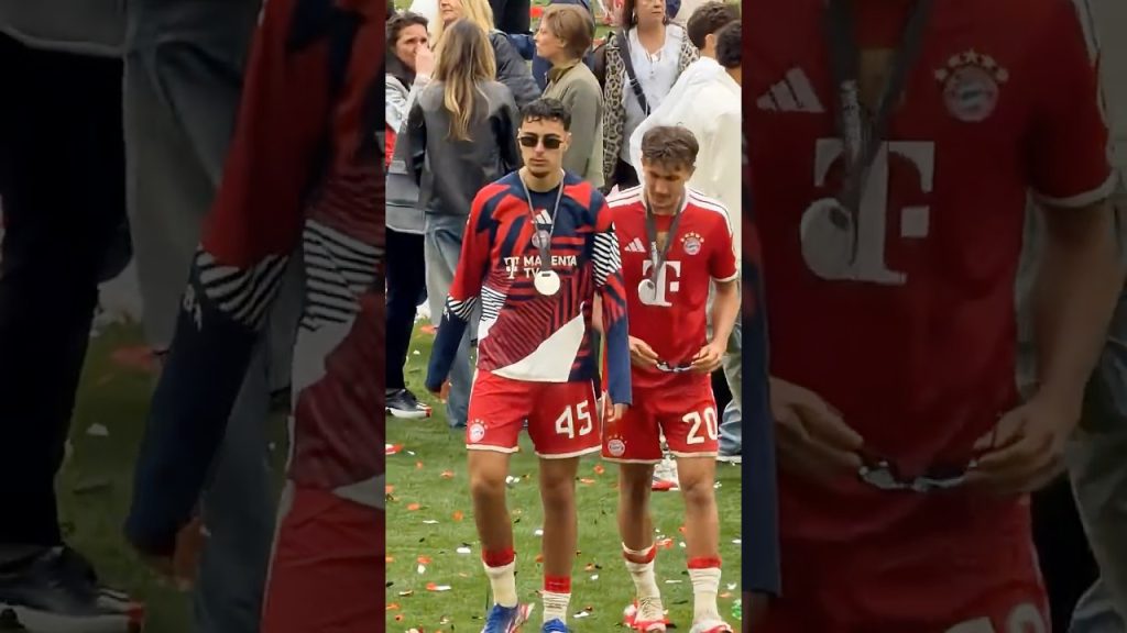 Aleksandar Pavlović talking to Tom Bischof during the Bundesliga title celebration | Bayern vs Köln 2 1780668760 maxresdefault
