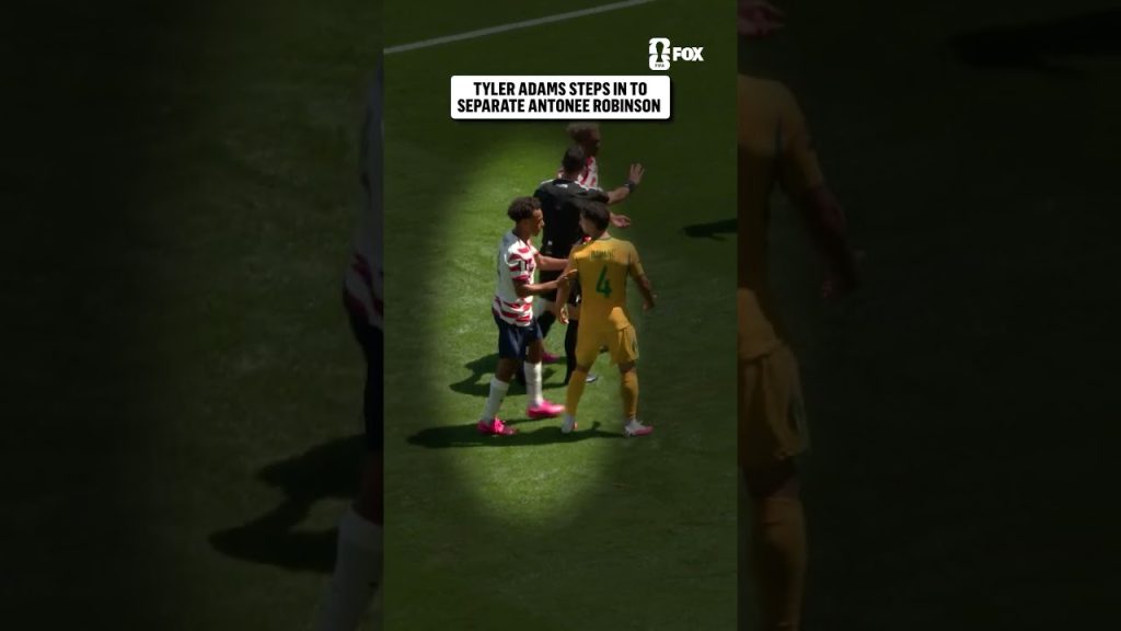 Tyler Adams stops Antonee Robinson from getting into the scuffle with Australia 9 1782289939 maxresdefault